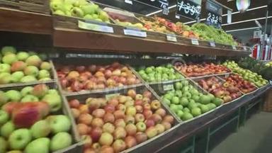 很多<strong>苹果</strong>又红又绿。 <strong>一堆苹果</strong>躺在超市里，相机跨度